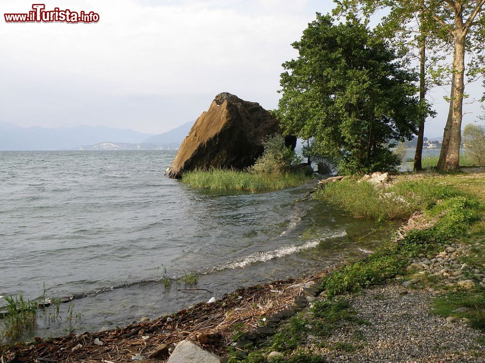 Immagine Il Sasso Cavallaccio, uno dei massi erratici di Ranco, sul Lago Maggiore