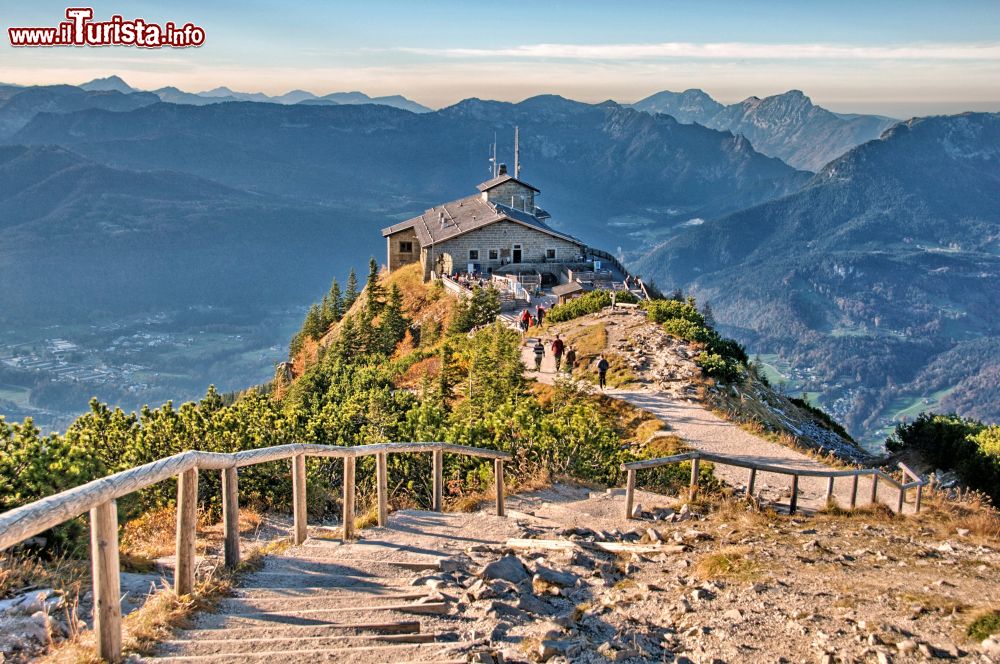 Immagine Il sentiero che accompagna al rifugio alpino sul monte Kehlstein a Berchtesgaden, Baviera (Germania).