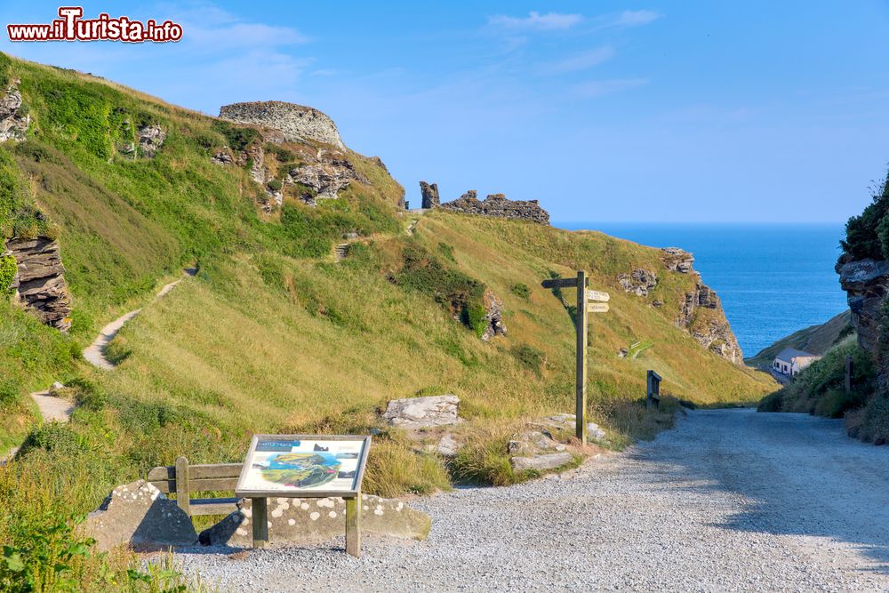 Immagine Il sentiero che conduce al Tintagel Castle le rovine del cosiddetto Castello di Re Artù in Cornovaglia.