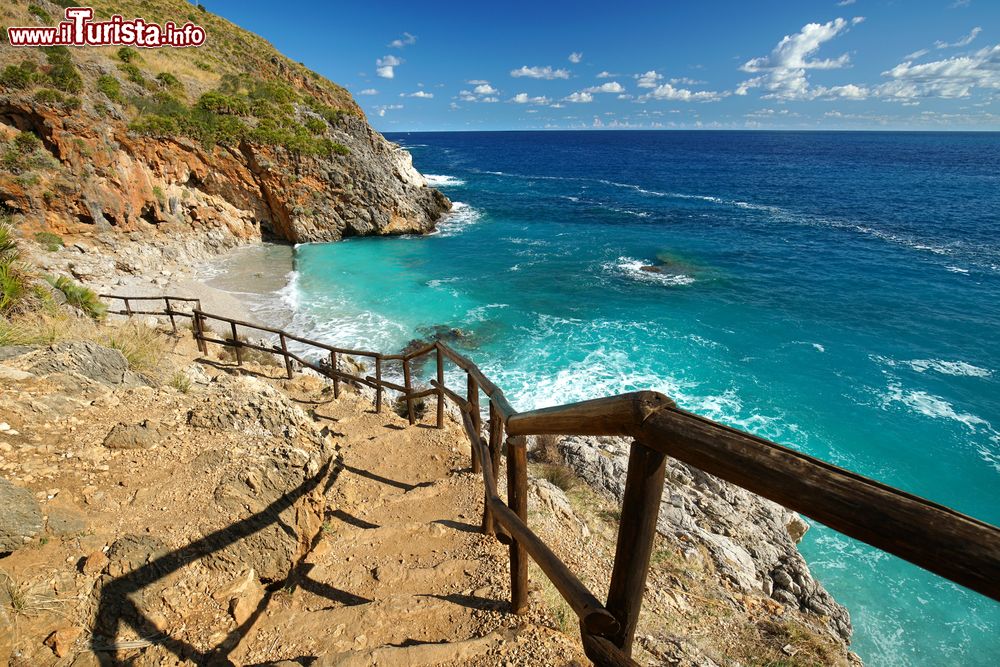 Immagine Il sentiero costiero della Riserva Naturale Orientata dello Zingaro che collega San Vito lo Capo a Scopello in Sicilia.