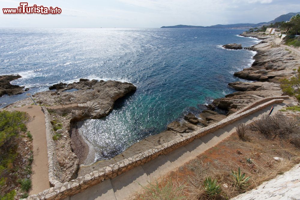 Immagine Il sentiero lungomare sulla costa rocciosa di Cap d'Ail, Costa Azzurra (Francia).
