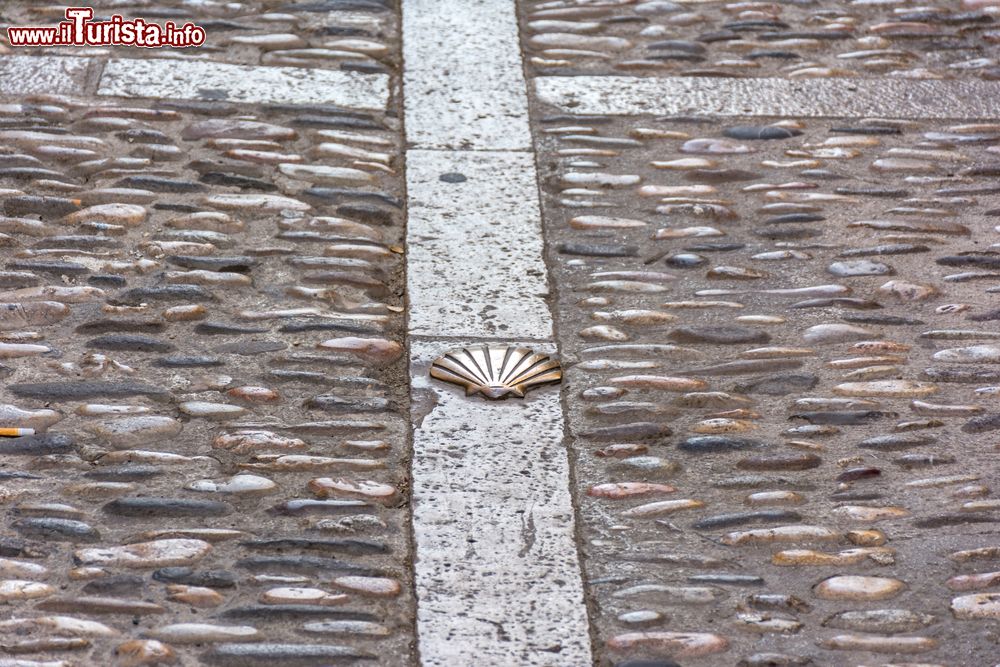 Immagine Il simbolo del Cammino di Santiago su una pavimentazione della città di Estella, Spagna.