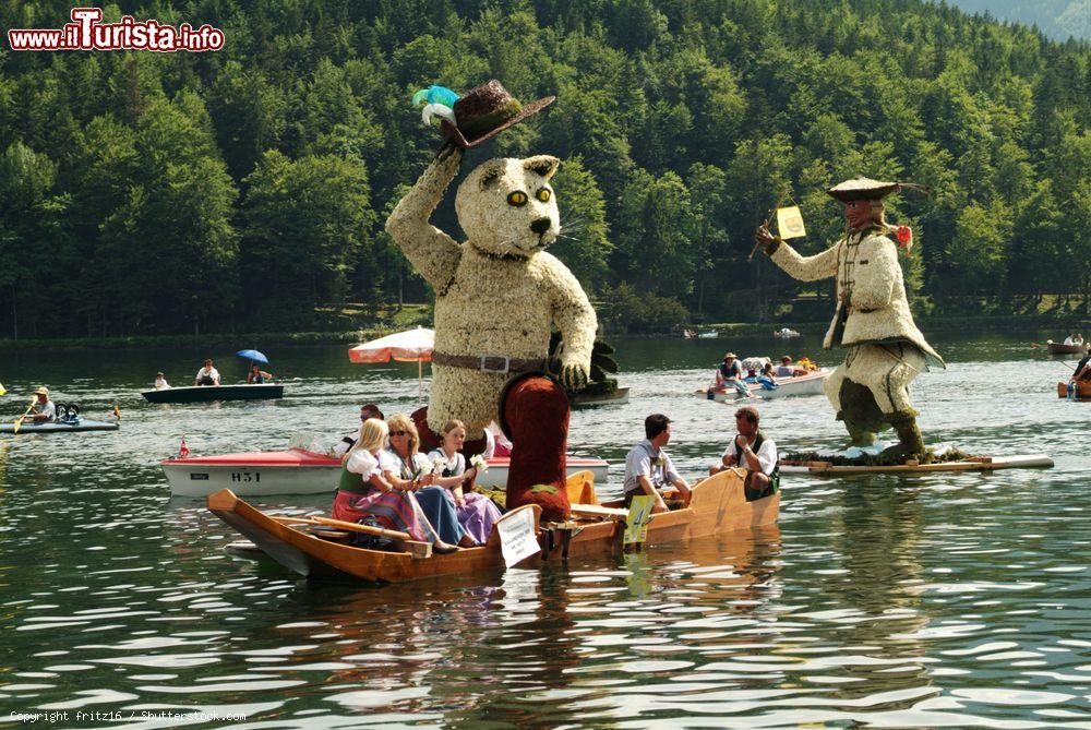 Immagine Il simpatico Narcissus Festival sulle acque del Grundlsee il lago vicino a Bad Aussee in Styria (Austria) - © fritz16 / Shutterstock.com