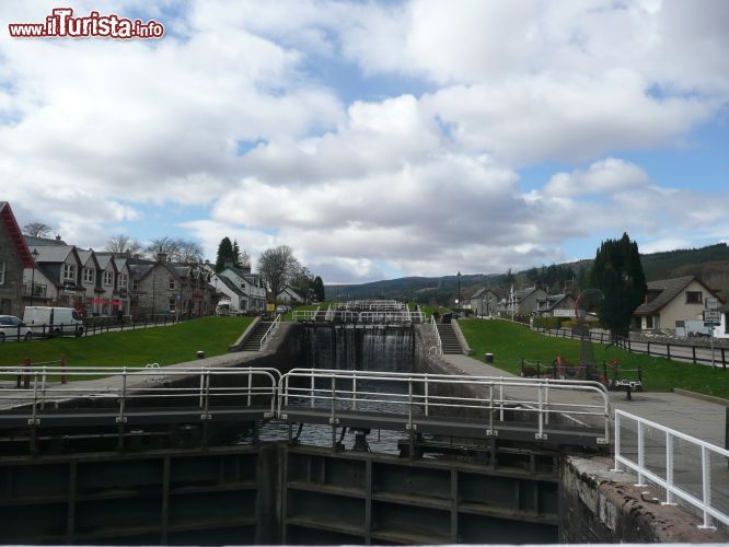 Immagine Il sistema di chiuse del Canale di Caledonia a Fort Augustus - nel paesino di Fort Augustus si trova una delle ventinove chiuse del Canale di Caledonia, una monumentale opera il cui iniziale scopo era quello di collegare Mare del Nord e Oceano Atlantico per permettere il passaggio a navi di qualunque dimensione e agevolare industria e commercio. In realtà, la mancanza di grandi centri industriali lungo il suo passaggio e le dimensioni ristrette, permettono la navigazione esclusivamente a barche da pesca e imbarcazioni turistiche. 