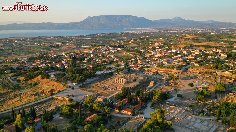 Immagine Il sito archeologico della vecchia Corinto visto dal drone, Grecia, al tramonto.