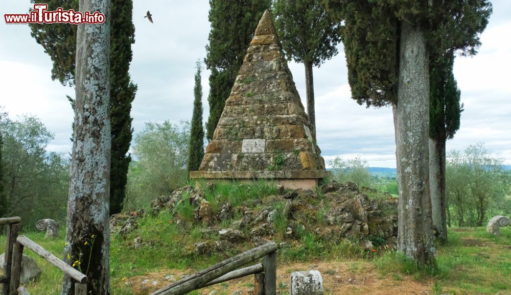 Immagine Il sito della Battaglia di Montaperti, segnalato da una piramide dove viene ricordato il verso di Dante dell'Inferno che la cita - © Fabio Caironi / Shutterstock.com