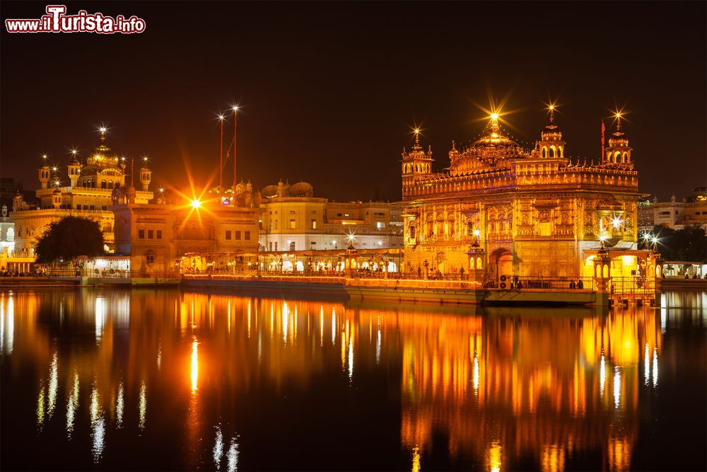 Immagine Il sito sacro Sri Harmandir Sahib (noto anche come Tempio d'Oro) a Amritsar, Punjab, illuminato di notte (India).