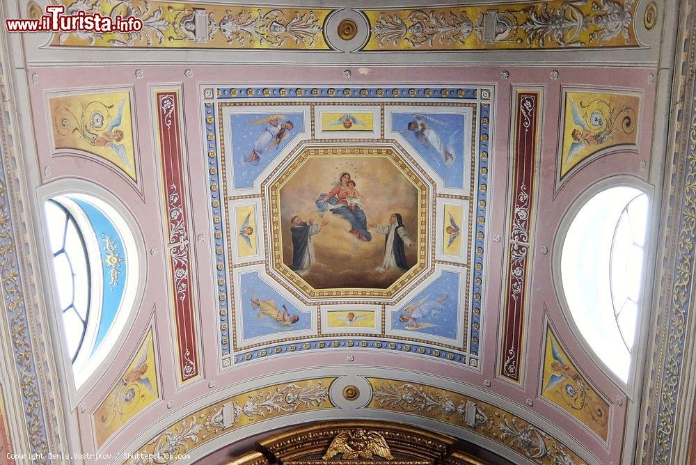 Immagine Il soffitto decorato nella cattedrale di Pennabilli, Emilia Romagna - © Denis.Vostrikov / Shutterstock.com