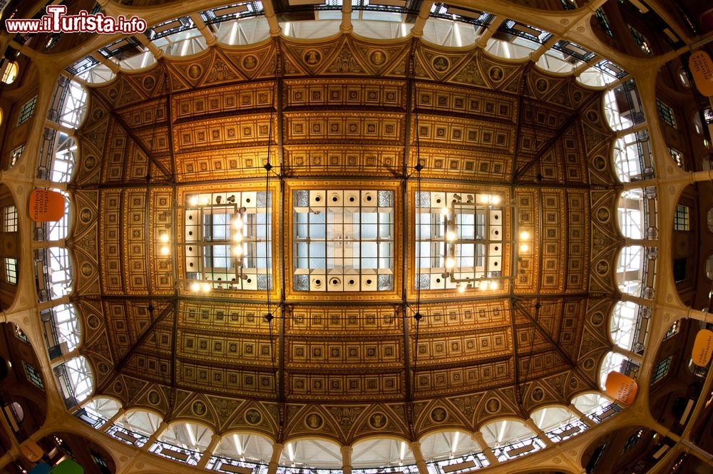 Immagine Il soffitto della libreria Sala Borsa in centro a Bologna.