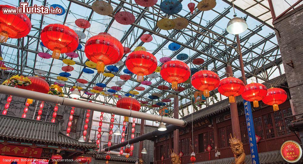 Immagine Il soffitto di una tea house in un mercato cittadino di Qingdao, Cina, con le tradizionali lanterne colorate in carta - © Botond Horvath / Shutterstock.com