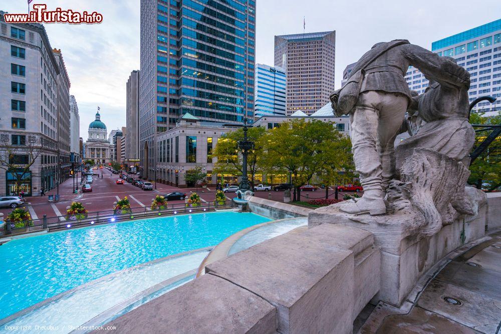 Immagine Il Soldiers and Sailors Monument nel traffico del centro di Indianapolis (USA) al crepuscolo - © Checubus / Shutterstock.com