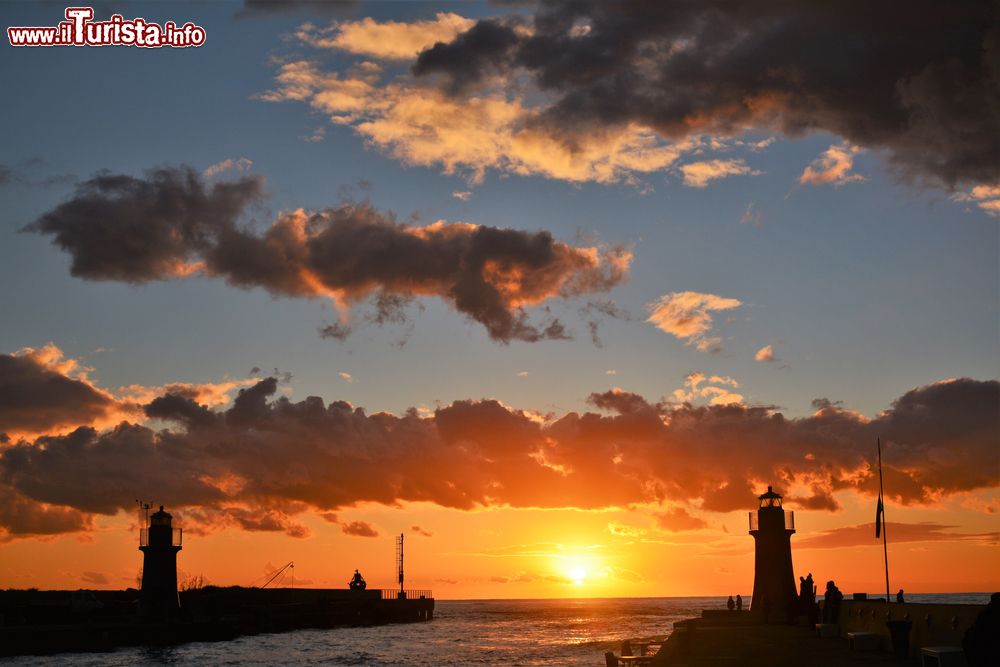 Immagine Il sole al tramonto sul mare di Castiglione della Pescaia in Maremma, Toscana