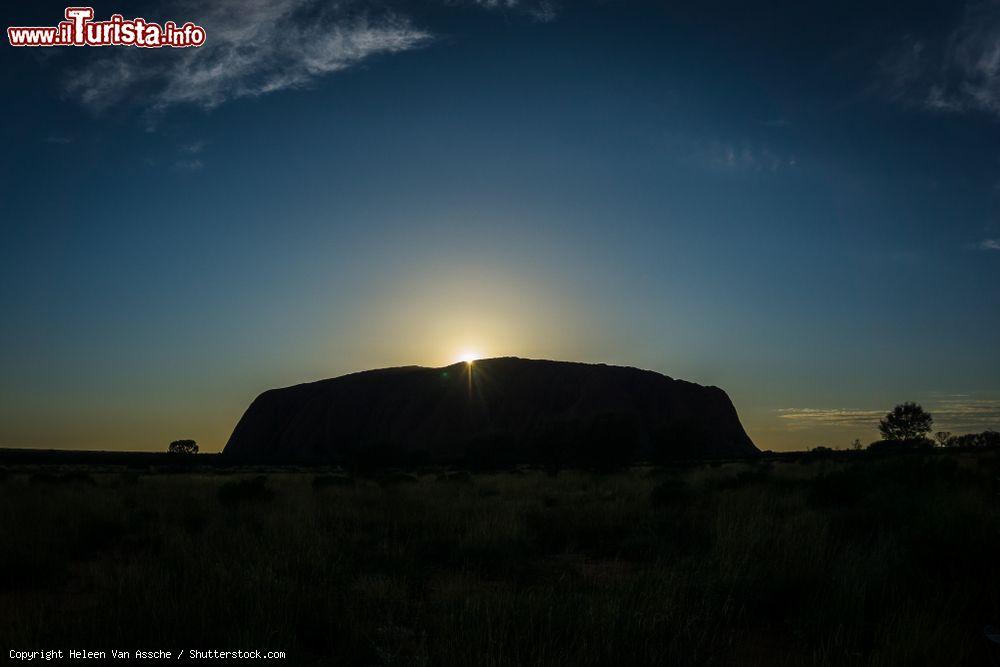 Immagine Il Sole tramonta su Uluru la montagna sacra del Red Centre in Australia - © Heleen Van Assche / Shutterstock.com