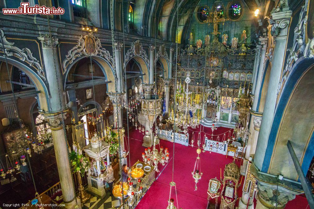 Immagine Il sontuoso interno della chiesa della Panagia Megalochari (Vergine Maria) a Tino, Grecia. Nel mese di agosto l'isola è meta di pellegrini che vi si recano per pregare la protettrice della Grecia o per compiere un voto alla Madonna - © PitK / Shutterstock.com