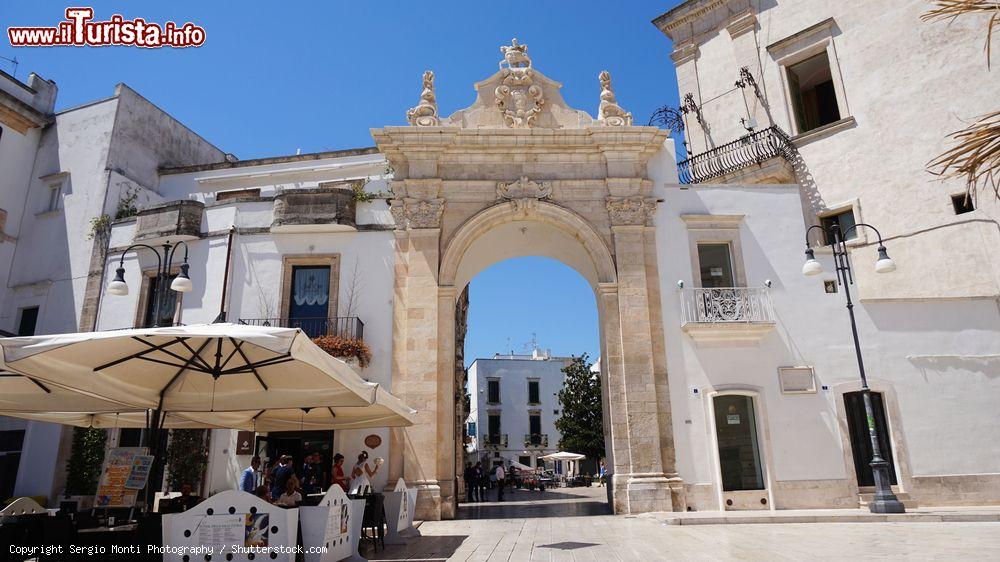 Immagine Il suggestivo arco di Sant'Antonio (porta di Santo Stefano) a Martina Franca, Puglia - © Sergio Monti Photography / Shutterstock.com