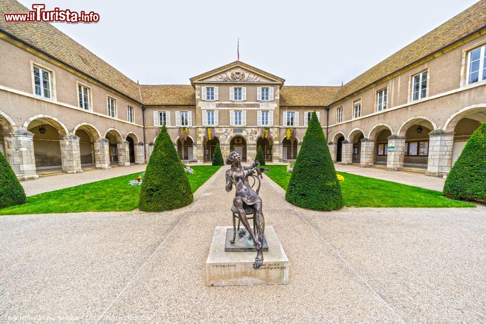 Immagine Il suggestivo cortile del Palazzo Municipale di Beaune, Francia - © Luciano Mortula - LGM / Shutterstock.com