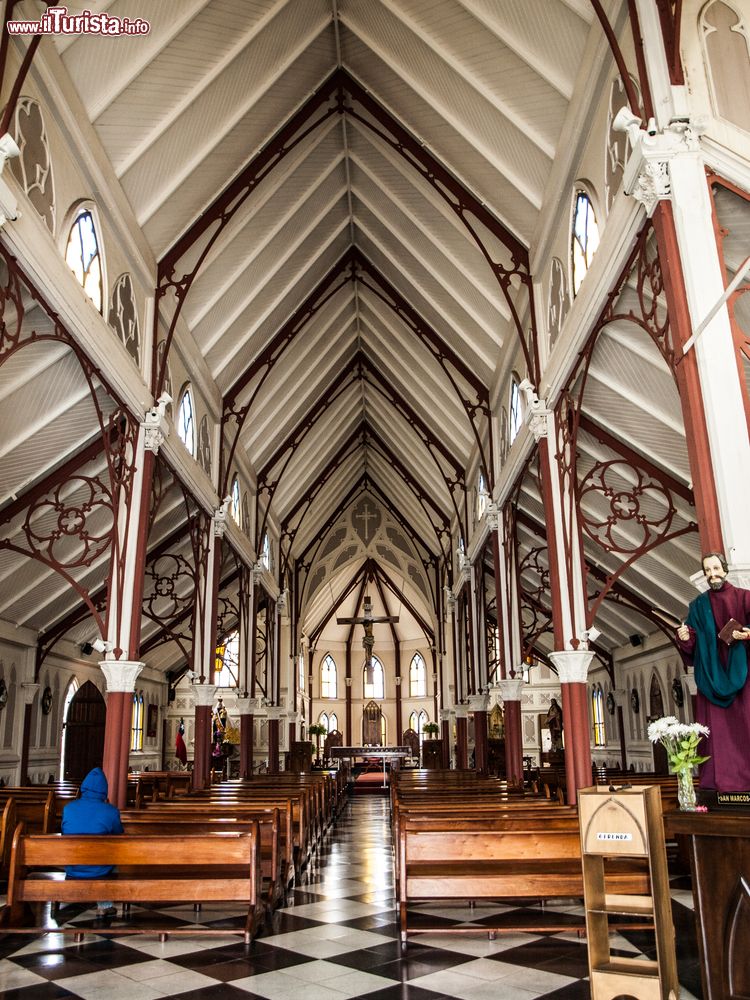 Immagine Il suggestivo interno della cattedrale di San Marco a Arica, Cile, Sud America.