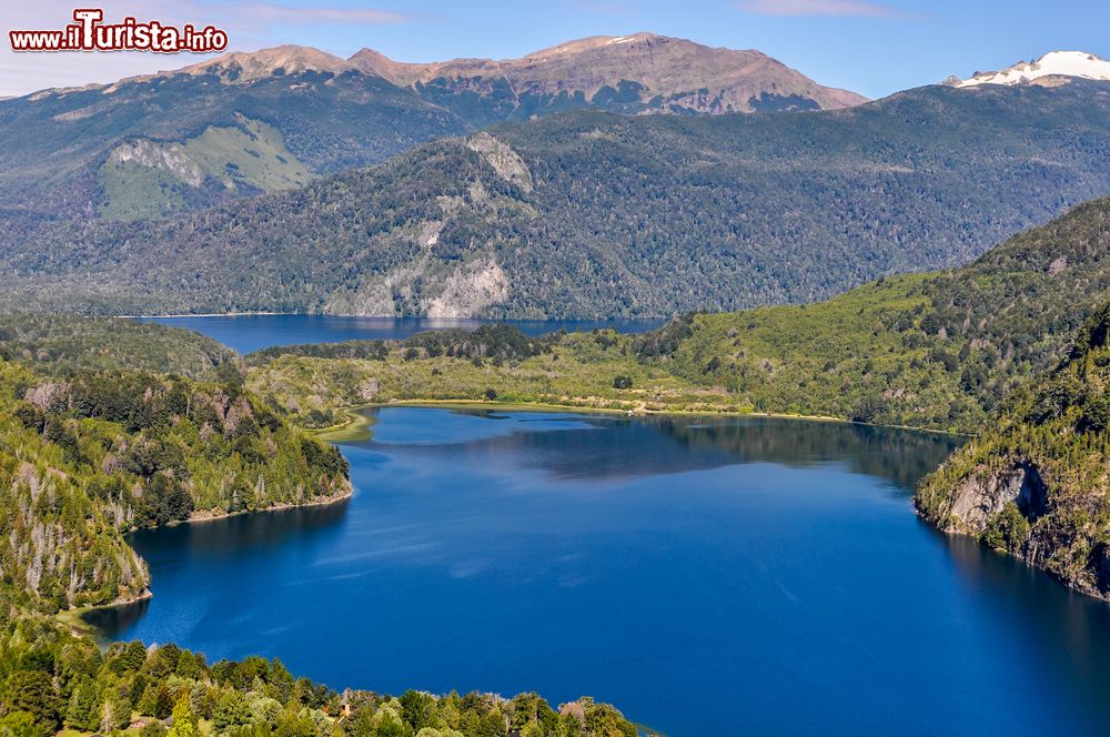 Immagine Il suggestivo Lago Verde nell'Alerces National Park, Patagonia, Argentina. Questa grande area protetta situata nella provincia di Chubut è considerata uno dei parchi più belli dell'Argentina. Comprende anche il Lago Verde, circondato da una ricca vegetazione e da foreste di alberi.