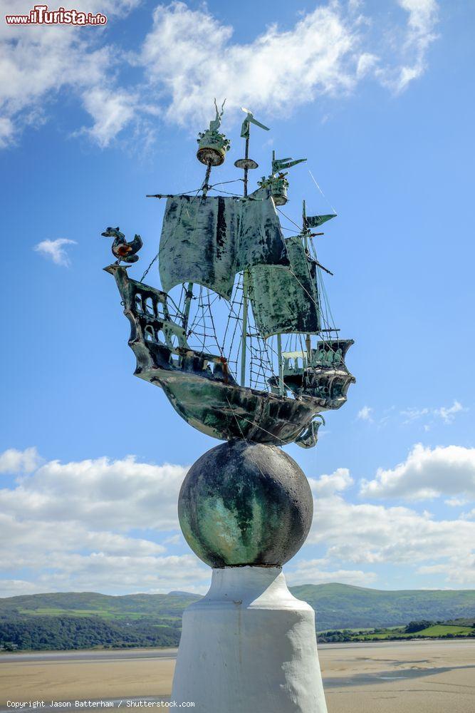 Immagine Il suggestivo modello di una nave collocato vicino al mare a Portmeirion, Galles, UK. Il galeone
è realizzato in metallo - © Jason Batterham / Shutterstock.com