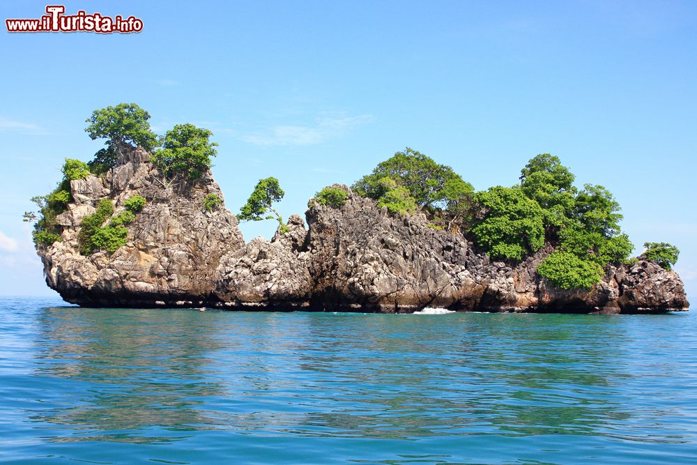 Immagine Il suggestivo paesaggio di una laguna con isole a Trang, sud della Thailandia.