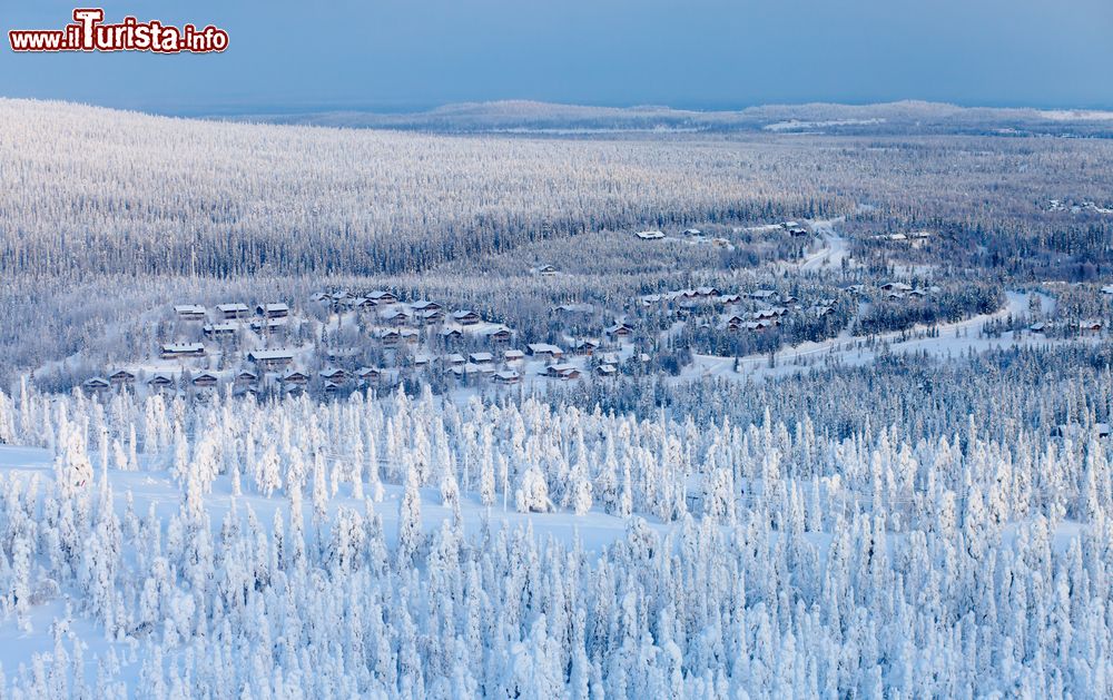 Immagine Il suggestivo paesaggio invernale di Kuusamo, Finlandia. Questa cittadina si trova nella provincia di Oulu ed è un importante centro per gli sport invernali. Ogni anno viene visitata da circa un milione di turisti.