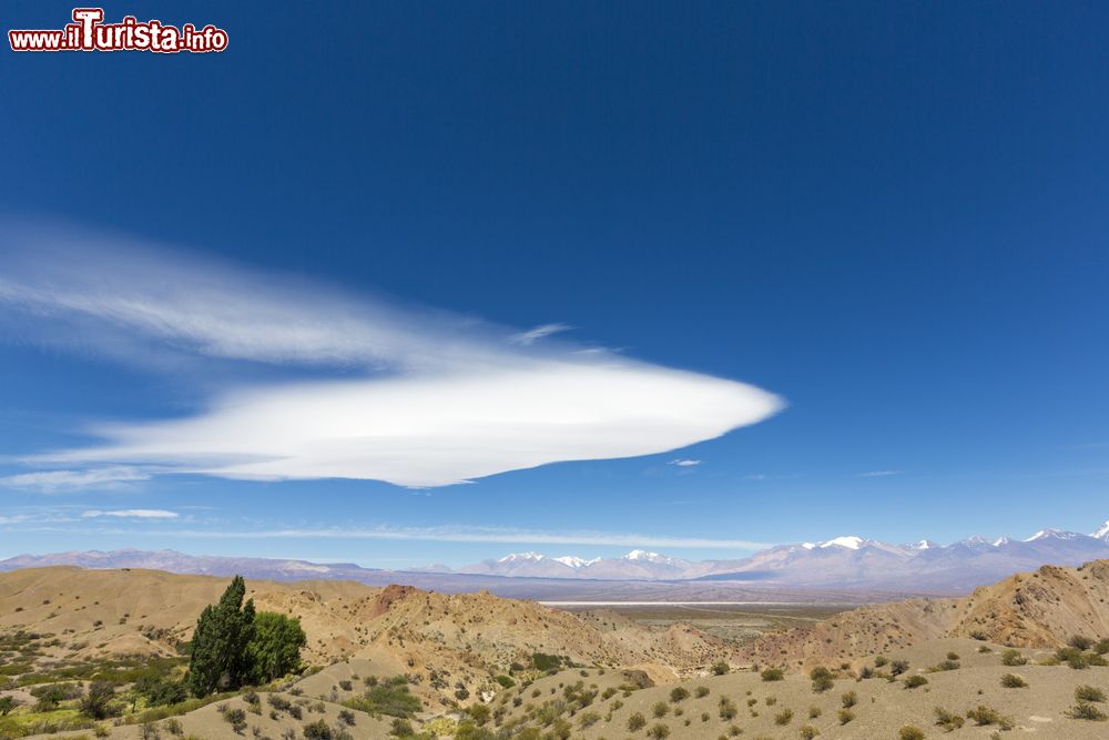 Immagine Il suggestivo panorama della pampa El Leoncito National Park a San Juan, Argentina. Sullo sfondo la montagna Aconcagua che con i suoi 6926 metri è la più alta della Cordigliera oltre che essere una delle Seven Summits del pianeta.