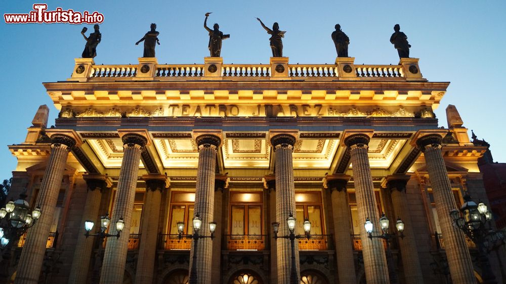Immagine Il suggestivo Teatro Juarez a Guanajuato, Messico. Fra i più interessanti edifici architettonici della città messicana, è riccamente decorato al suo interno.