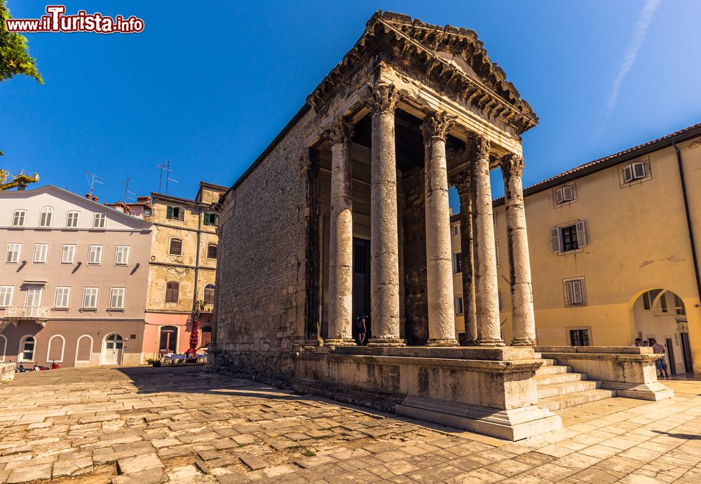 Immagine Il suggestivo tempio di Augusto a Pola, Croazia. Dedicato ad Augusto e alla dea Roma, venne costruito nel I° secolo d.C. per rendere gloria all'imperatore e alla città. Fu eretto sui resti del podio di un precedente santuario edificato fra il 42 e il 16 a.C. quando l'impero romano era piena espansione.