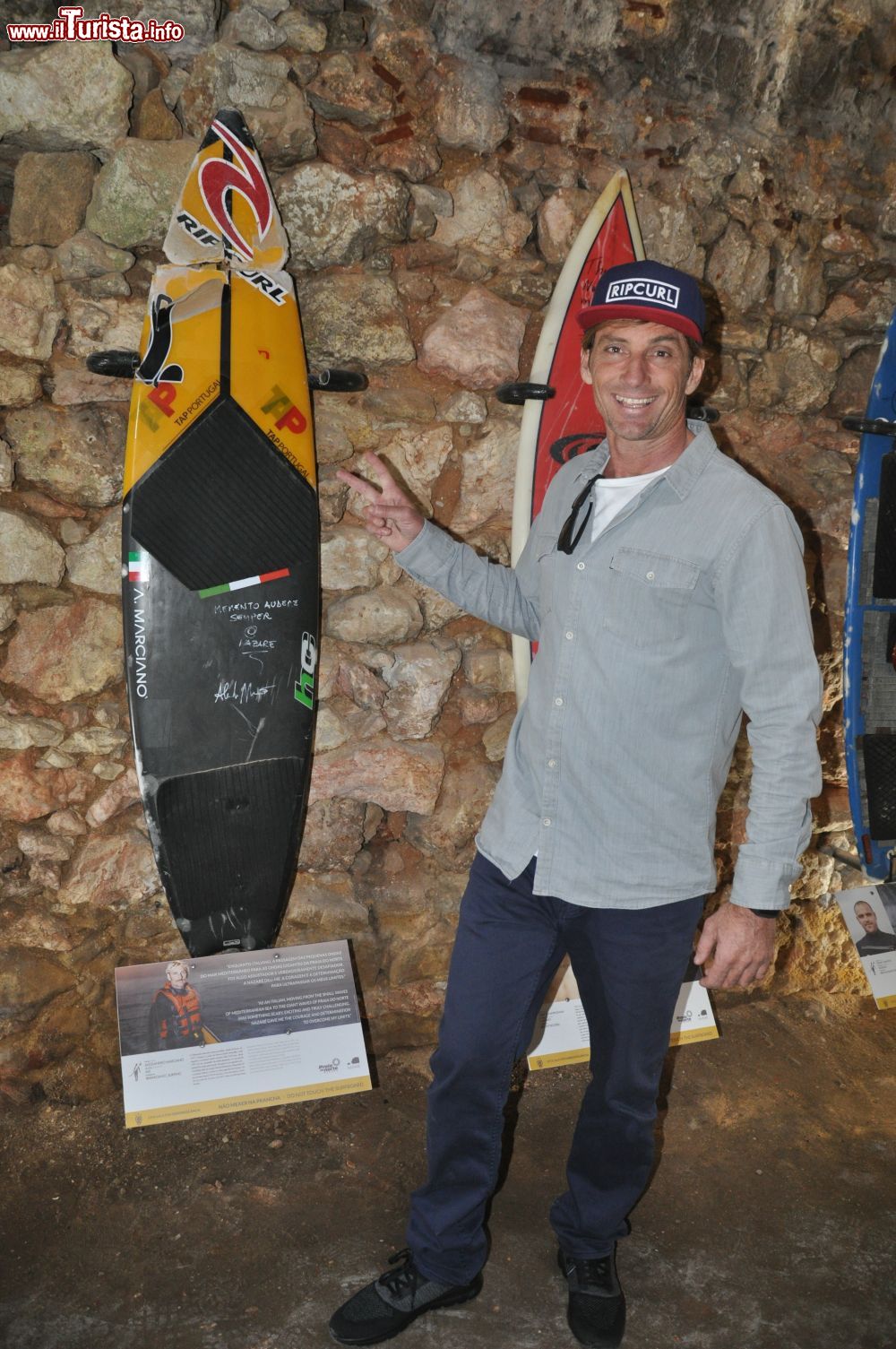 Immagine Il surfista Marcianò al Museo del Faro a fianco della tavola del record, Nazaré (Portogallo). 
