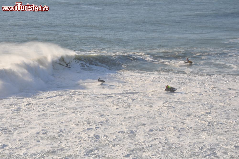 Immagine Il surfista McNamara affronta le onde oceaniche di Nazaré in Portogallo.