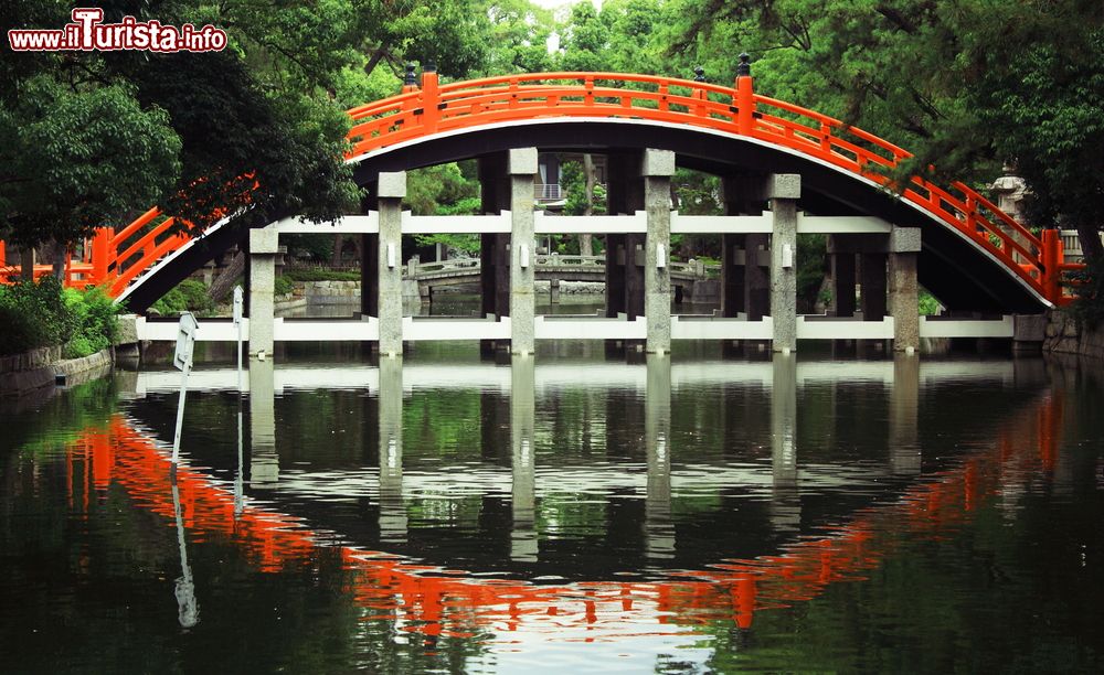 Immagine Il Taiko Bashi (Drum Bridge) al Sumiyoshi Grand Shrine di Osaka, Giappone.