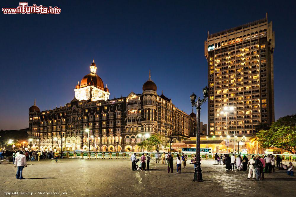 Immagine Il Taj Mahal Palace Hotel a Mumbai, India, by night. Questo lussuoso hotel a cinque stelle è composto da due strutture, il Taj Mahal Palace e la Torre, costruite in tempi diverse e con progetti architettonici differenti - © saiko3p / Shutterstock.com