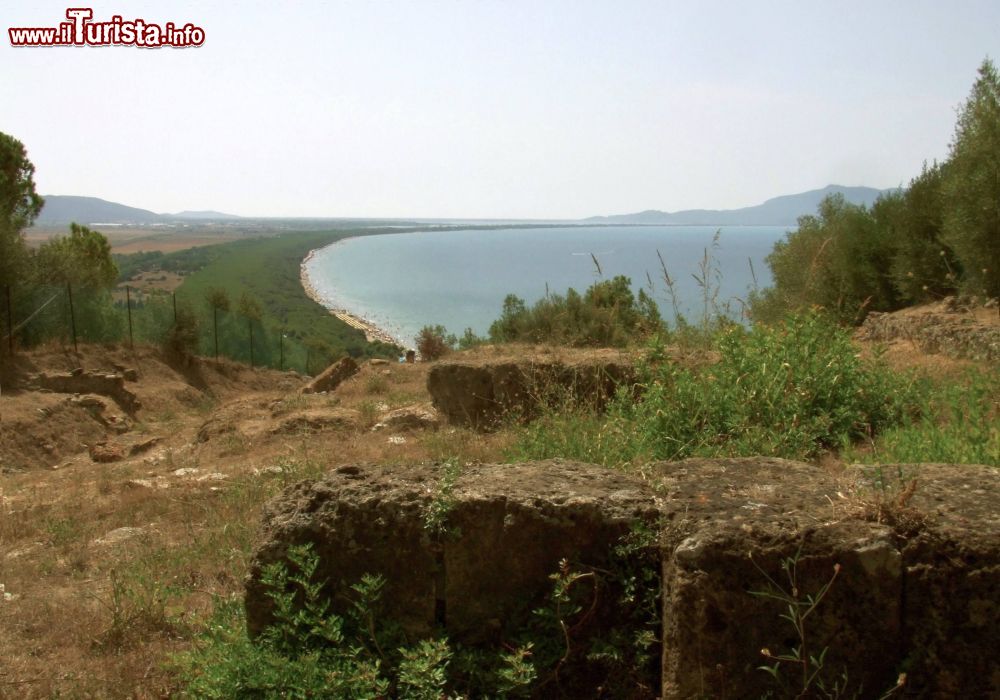 Immagine il Talamonaccio ed il panorama della spiaggia di Fonteblanda in Toscana - © Louis-garden (My Photos Site) - CC BY-SA 3.0, Wikipedia