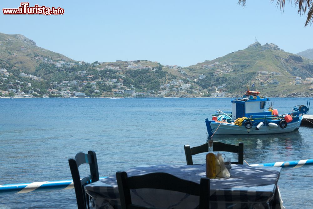 Immagine Il tavolo di una trattoria sul lungomare di Telendos, isola del Dodecaneso (Grecia).