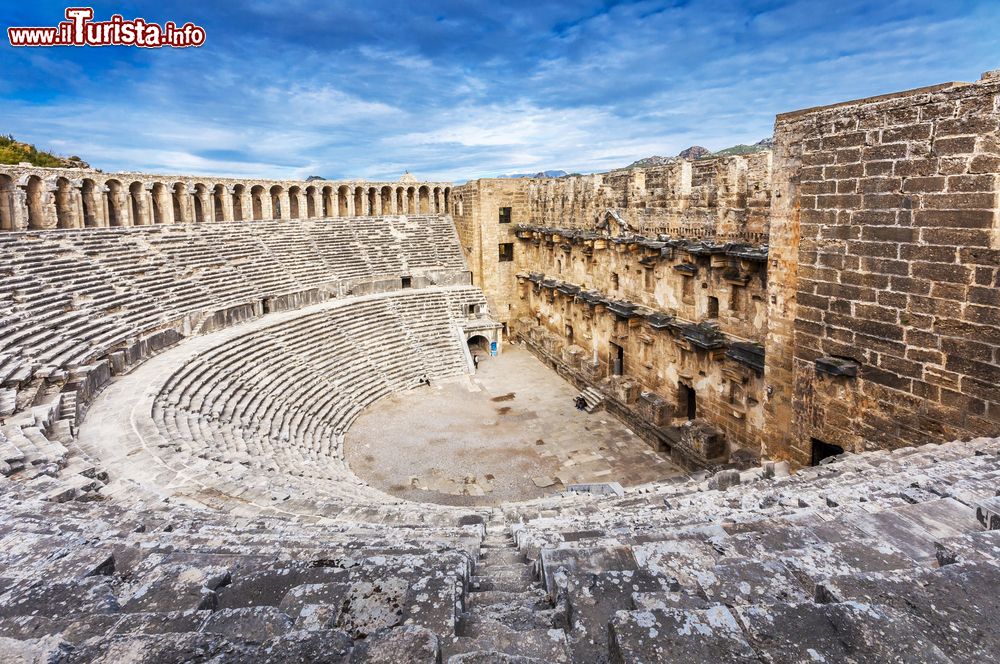 Immagine Il teatro dell'antica città di Aspendos, Turchia. Costruito dall'architetto greco Zenon, venne più volte riparato dai turchi selgiuchidi che lo utilizzarono come caravanserraglio. Usato ancora negli ultimi decenni per ospitare eventi e concerti, ne è stato infine vietato l'utilizzo dalle autorità turche per preservarlo al meglio.