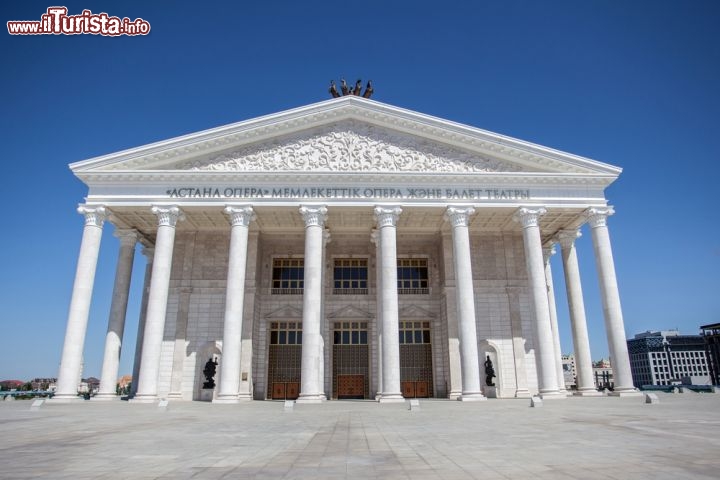 Immagine Il teatro dell'opera, Astana - Può ospitare fino a 1250 spettatori il nuovo teatro dell'opera lirica e della danza, in stile neoclassico, recentemente costruito e inaugurato nella capitale kazaka alla cui progettazione hanno partecipato architetti provenienti da diversi paesi del mondo. L'edificio, con le sue preziose decorazioni, è già stato additato come uno dei più suggestivi esempi di teatro sin'ora realizzati © freedarst / Shutterstock.com