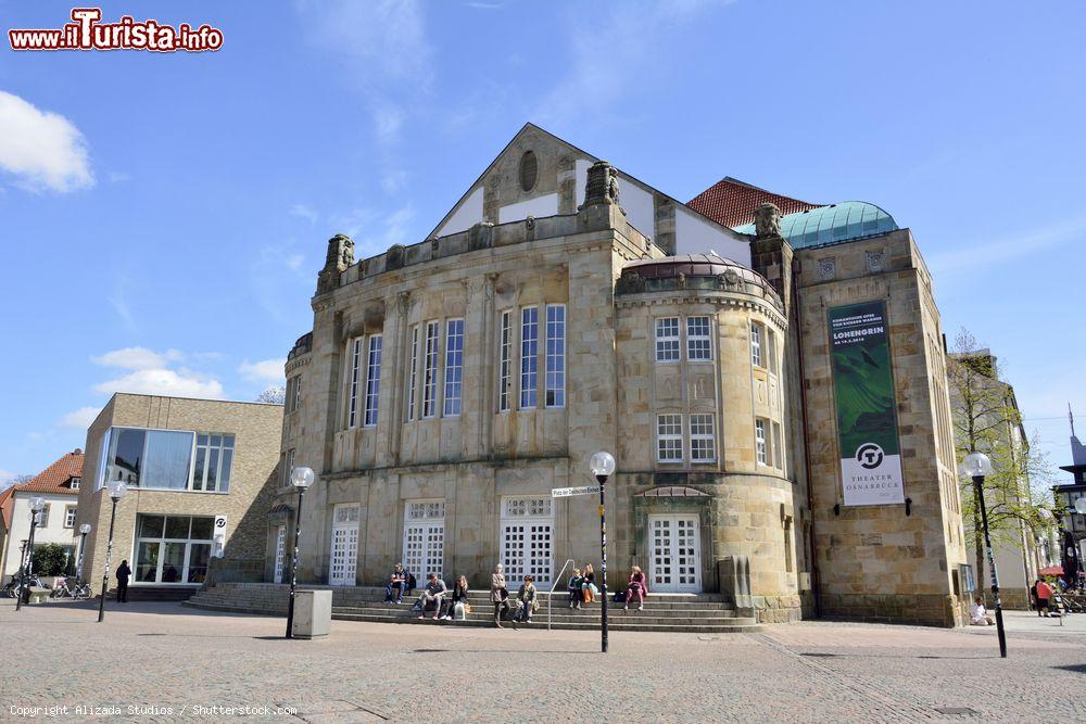 Immagine Il teatro di Osnabruck, Bassa Sassonia, Germania. Questa piccola località nata nel 780 e scelta da Carlo Magno come sede vescovile è oggi il cuore culturale della parte occidentale della regione - © Alizada Studios / Shutterstock.com