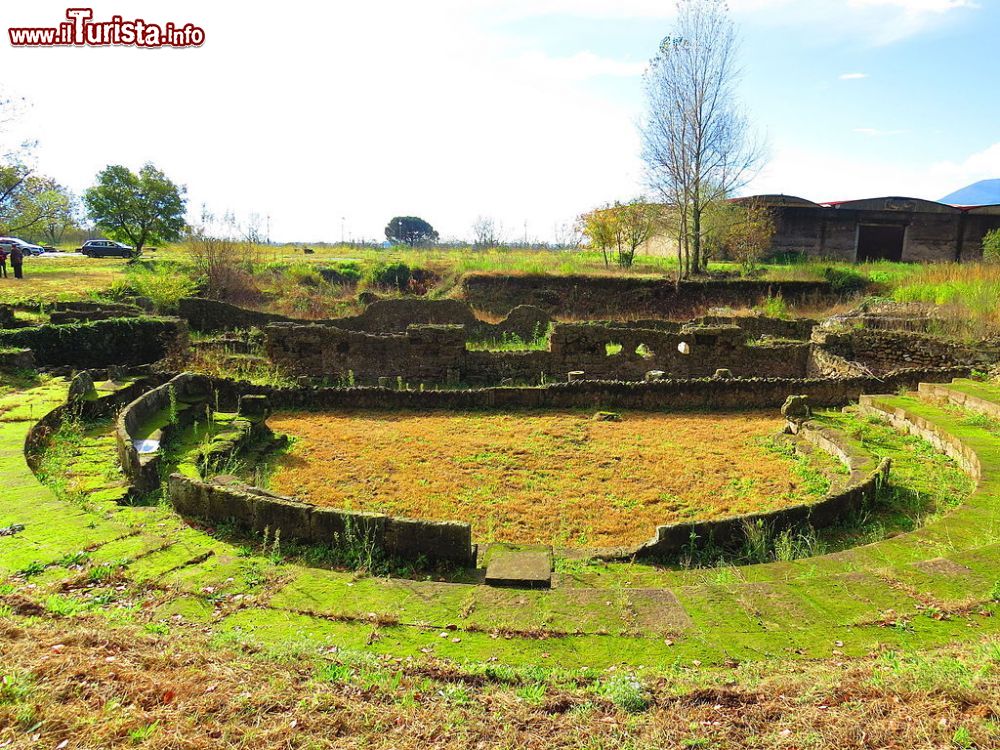 Immagine Il Teatro ellenistico-romano di Sarno in Campania  - © GianfrancoVitolo, CC BY-SA 4.0, Wikipedia