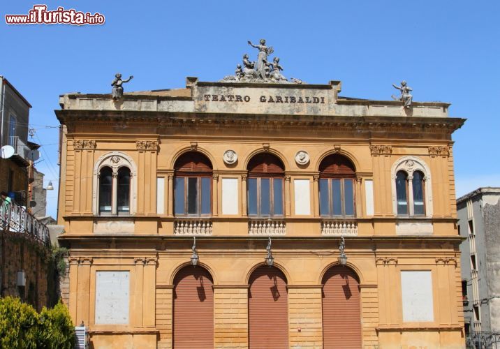 Immagine Il Teatro Garibaldi di Piazza Armerina, Sicilia. Edificato a est a ridosso del muro di cinta trecentesco di fronte alla chiesa di Santo Stefano, il teatro di Piazza Armerina risale al XVIII° secolo e si presenta con una sala a ferro di cavallo con tre ordini di palchi e loggione - © mary416 / Shutterstock.com