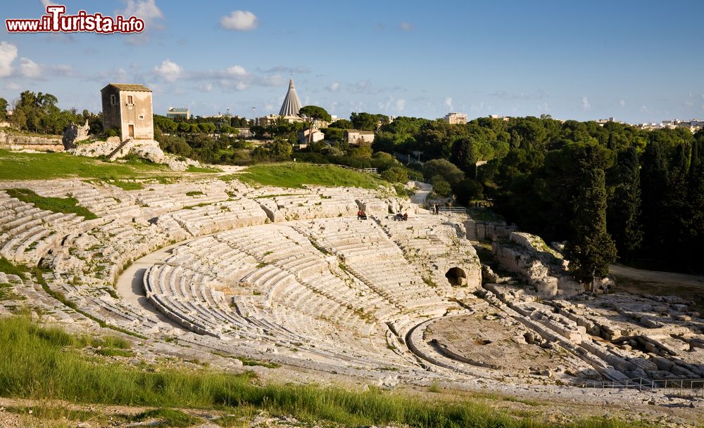 Immagine Il teatro greco di Siracusa, Sicilia. Costruito tra i fianchi rocciosi del Colle Temenite, questo teatro è uno dei più belli che l'antichità ci abbia lasciato in eredità. La cavea è rivolta verso il mare e ancora oggi l'intero teatro dà spettacolo.