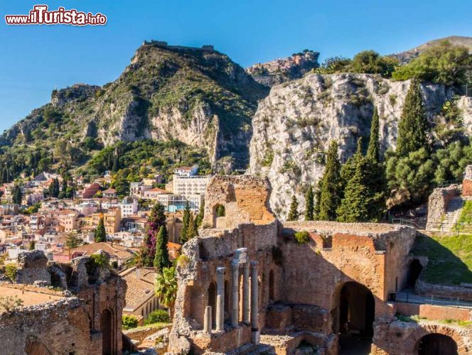 Immagine Il teatro greco di Taormina con l'Etna e il borgo di Castelmola sullo sfondo, Sicilia.