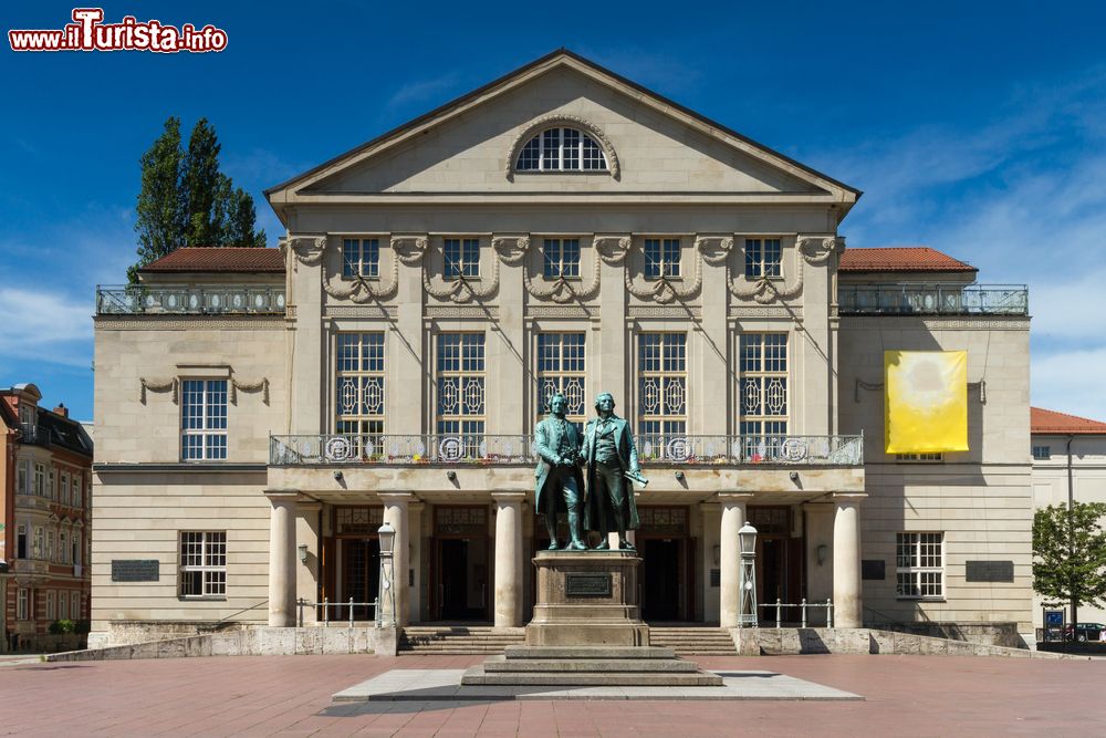 Immagine Il Teatro Nazionale di Weimar, Germania, con il monumento a Goethe e Schiller.