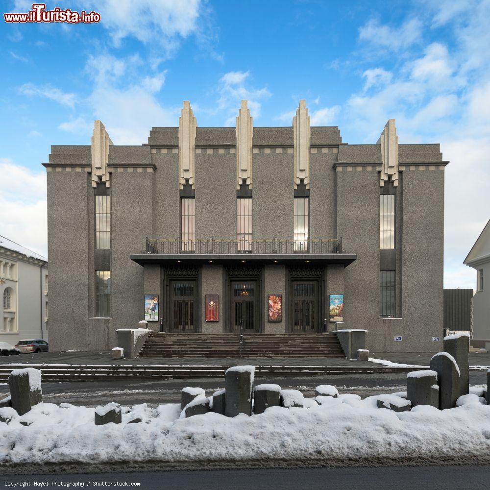Immagine Il Teatro Nazionale d'Islanda a Reykjavik, inaugurato nel 1950. L'edificio è stato costruito in stile Art Déco - © Nagel Photography / Shutterstock.com
