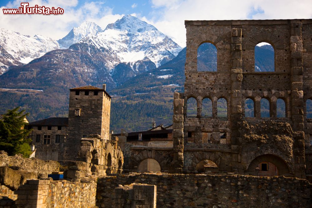 Immagine Il Teatro Romano di Aosta, le Alpi innevate sullo sfondo.