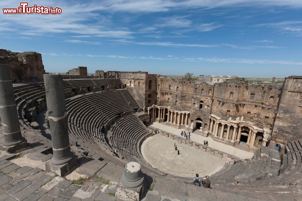 Immagine Il teatro romano di Bosra, Siria. Restaurato fra il 1947 e il 1970, si trova oggi in buono stato di conservazione. Venne costruito nella prima metà del II° secolo con pietre levigate di basalto nero.