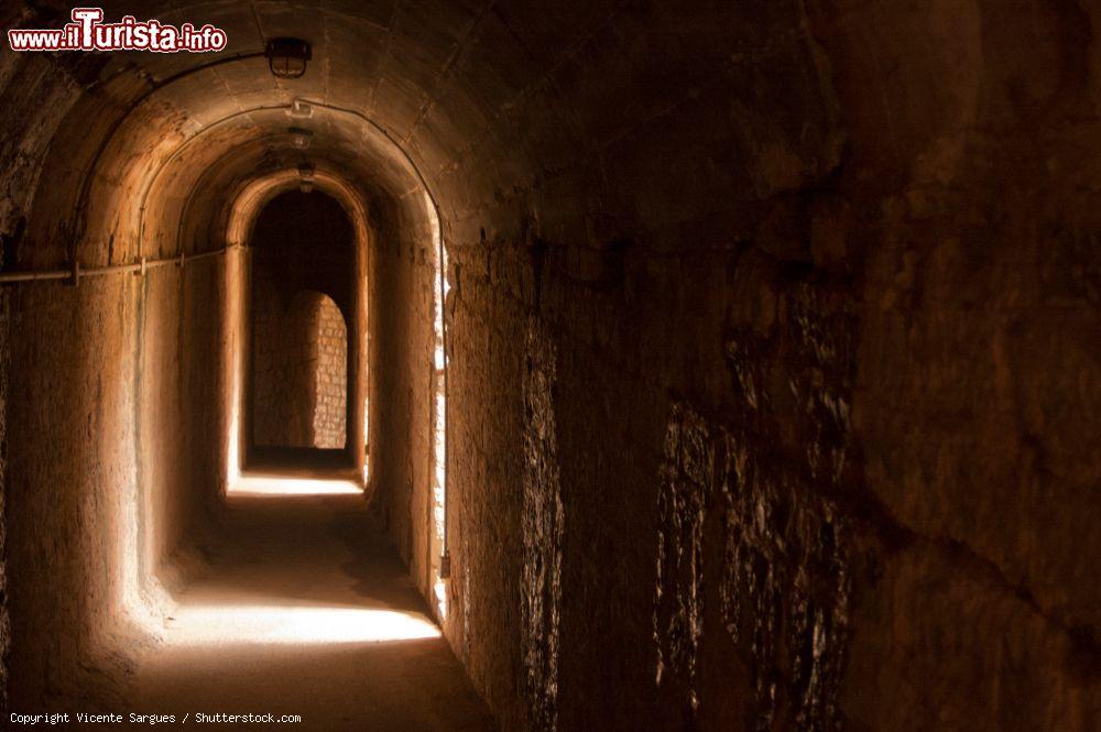 Immagine Il teatro romano di Sagunto, Spagna, con i tunnel di accesso alle gradinate - © Vicente Sargues / Shutterstock.com