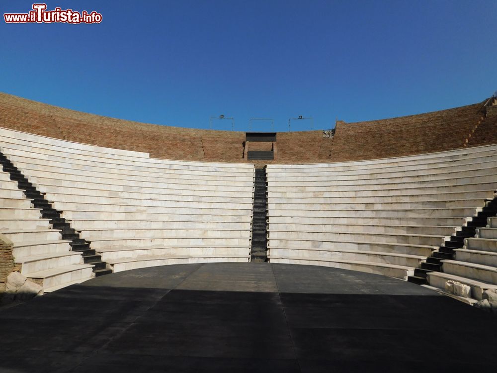 Immagine Il teatro romano Odeon a Patrasso, Grecia: utilizzato per eventi musicali, è perfettamente conservato. Qui, gli spalti in cui sedeva il pubblico e il palco.