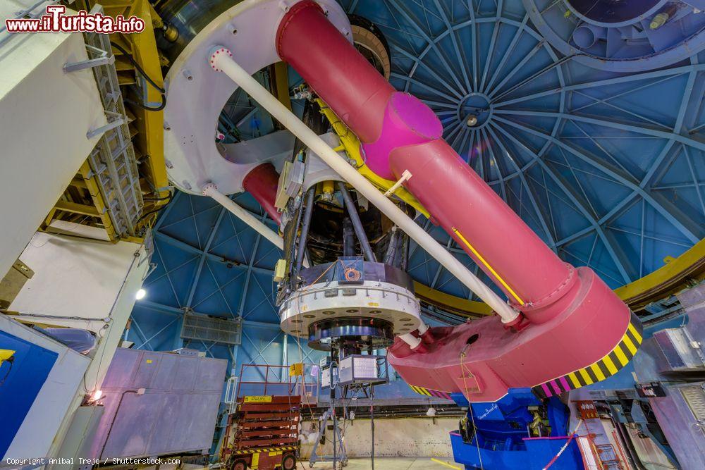 Immagine Il telescopio Bernard Lyot al Pic du Midi de Bigorre, Francia: con il suo specchio di 2 metri di diametro è il più grande della Francia continentale - © Anibal Trejo / Shutterstock.com