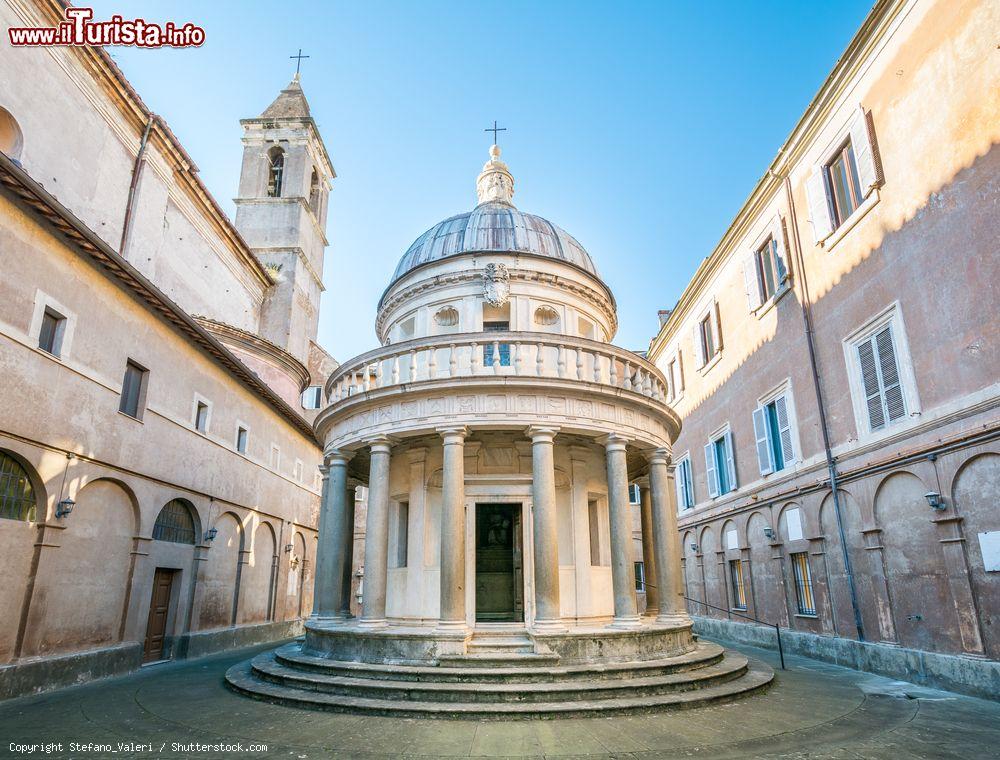 Immagine Il tempietto del Bramante a San Pietro in Montorio, Roma (Lazio). Considerato uno degli esempi più interessanti di architettura rinascimentale, questa piccola costruzione religiosa a pianta circolare è posta a centro di uno dei cortili del convento di San Pietro in Montorio sul colle Gianicolo - © Stefano_Valeri / Shutterstock.com