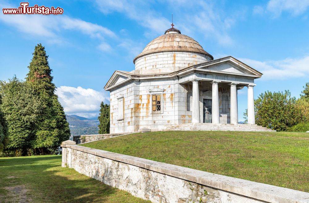 Immagine Il tempietto sepolcrale della famiglia Castelbarco a Ispra, Lago Maggiore